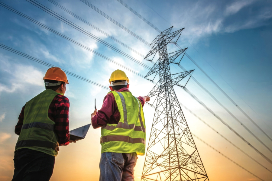 Des techniciens devant des lignes électriques à ultra haute tension (photo d'illustration). Crédit : DR