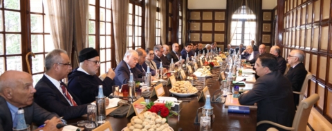 Les conseillers royaux Fouad Ali El Himma, Taieb Fassi Fihri et Omar Azziman, lors de leur réunion avec les chefs des partis représentés au Parlement, au Palais royal de Rabat, le 10 novembre 2025. Crédit : MAP