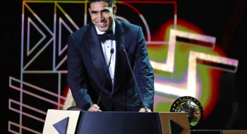 Achraf Hakimi recevant le trophée du Meilleur joueur africain de l'Année aux CAF Awards 2025.