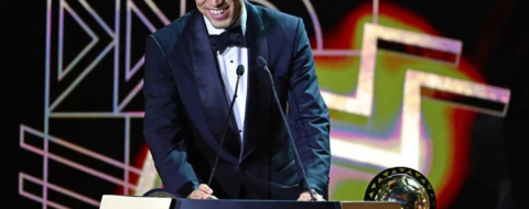 Achraf Hakimi recevant le trophée du Meilleur joueur africain de l'Année aux CAF Awards 2025.