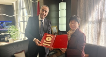 Le directeur général de la Sûreté nationale (DGSN) et de la surveillance du territoire national (DGST), Abdellatif Hammouchi, et l'ambassadrice de Chine au Maroc, Yo Jinsong. Crédit : DGSN