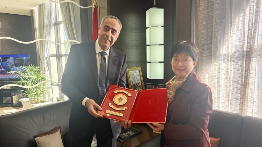 Le directeur général de la Sûreté nationale (DGSN) et de la surveillance du territoire national (DGST), Abdellatif Hammouchi, et l'ambassadrice de Chine au Maroc, Yo Jinsong. Crédit : DGSN
