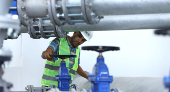 Un opérateur sur le site d'un projet d'approvisionnement en eau potable.