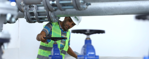 Un opérateur sur le site d'un projet d'approvisionnement en eau potable.