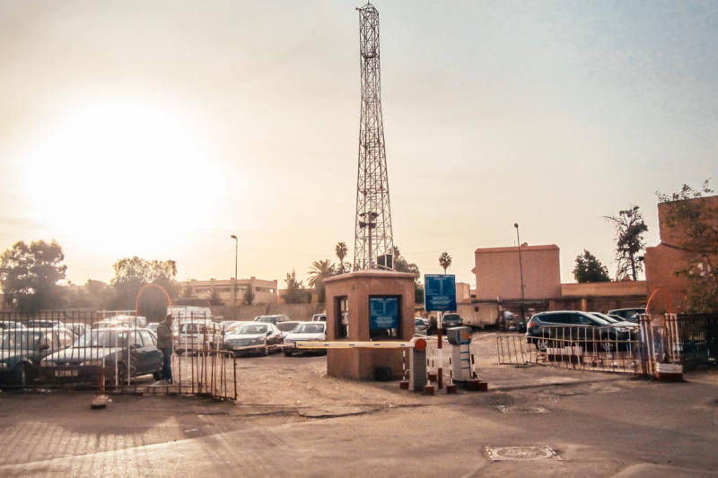 Un parking à Marrakech.