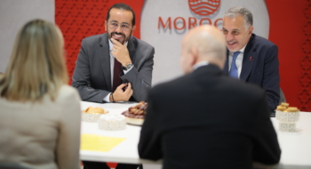 Achraf Fayda, directeur général de l’ONMT, et Hamid Bentahar, président de la CNT, au World Travel Market, le 4 novembre 2025 à Londres. Crédit : ONMT