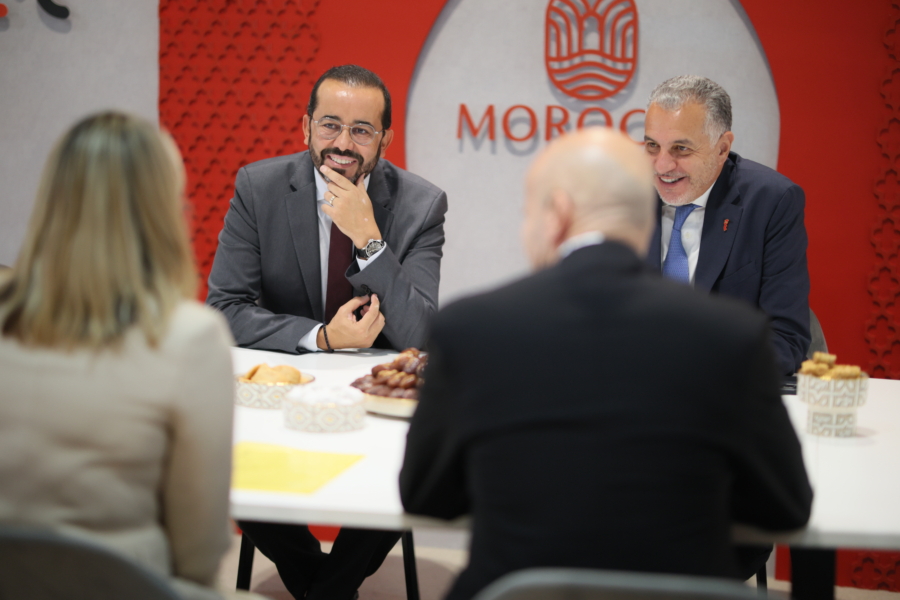 Achraf Fayda, directeur général de l’ONMT, et Hamid Bentahar, président de la CNT, au World Travel Market, le 4 novembre 2025 à Londres. Crédit : ONMT