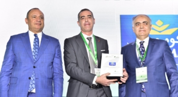 Imad Ghammad, directeur général du groupe Cosumar, entouré de Ryad Mezzour, ministre de l’Industrie et du Commerce, et Abdelmounim El Eulj, président de la Fenagri.
