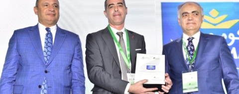 Imad Ghammad, directeur général du groupe Cosumar, entouré de Ryad Mezzour, ministre de l’Industrie et du Commerce, et Abdelmounim El Eulj, président de la Fenagri.