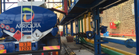Un camion de livraison de carburant d'Afriquia SMDC.