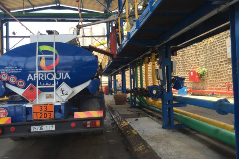 Un camion de livraison de carburant d'Afriquia SMDC.