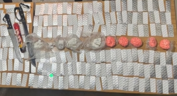 Les comprimés psychotropes et autres drogues saisis par la police à Salé. Crédit : DGSN