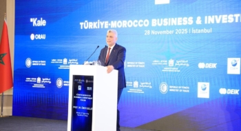 Le ministre turc du Commerce, Omer Bolat, s’exprime lors du Forum d’affaires et d’investissement Türkiye–Maroc, à Istanbul (Türkiye), le 28 novembre 2025.