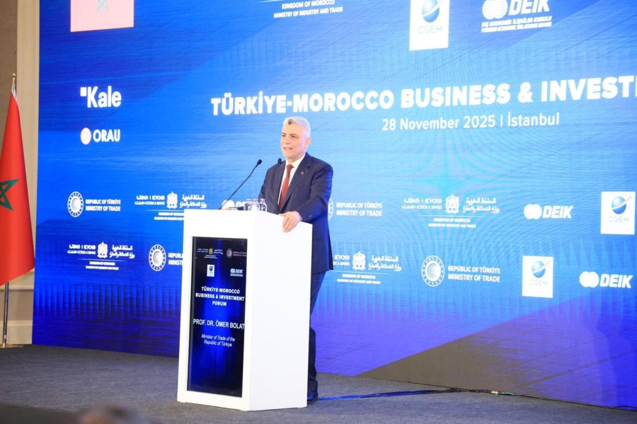 Le ministre turc du Commerce, Omer Bolat, s’exprime lors du Forum d’affaires et d’investissement Türkiye–Maroc, à Istanbul (Türkiye), le 28 novembre 2025.