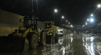 Des pelleteuses déployés dans la ville de Safi dans la soirée du 14 décembre 2025. Crédit : DR