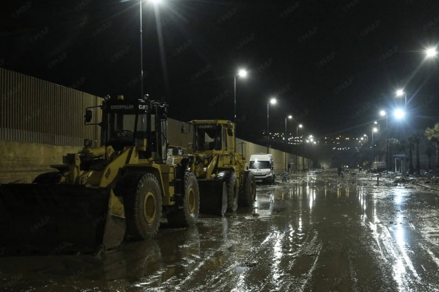 Des pelleteuses déployés dans la ville de Safi dans la soirée du 14 décembre 2025. Crédit : DR