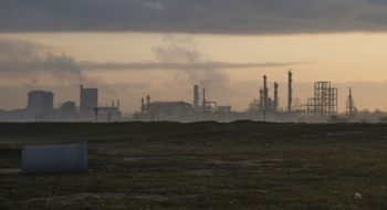 Des fumées s'échappant des cheminées d'une unité industrielle à Casablanca (photo d'illustration).