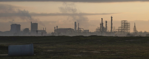 Des fumées s'échappant des cheminées d'une unité industrielle à Casablanca (photo d'illustration).