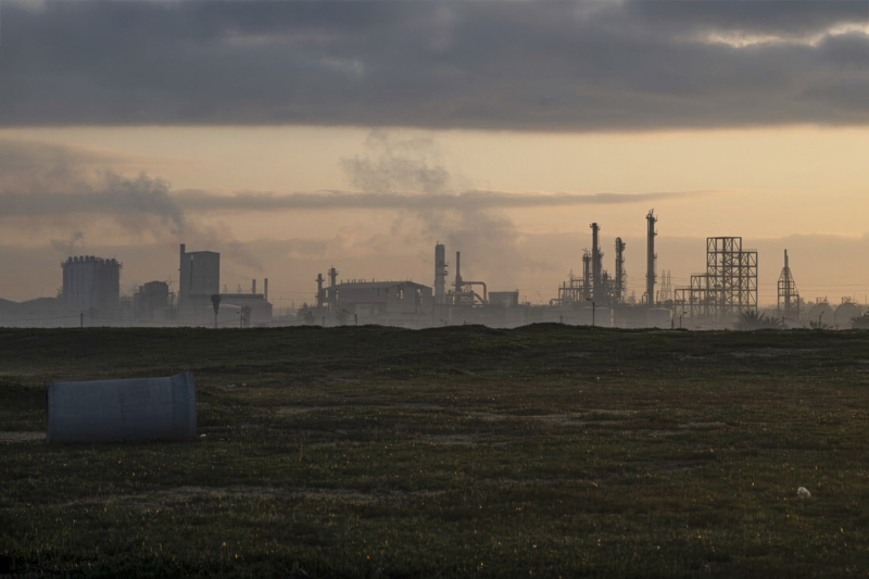 Des fumées s'échappant des cheminées d'une unité industrielle à Casablanca (photo d'illustration).
