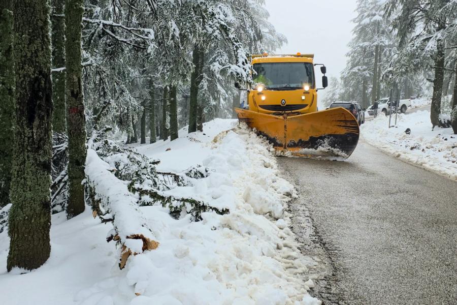 Un chasse-neige intervenant pour dégager une route dans le Haut Atlas.