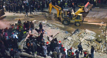 Les secours recherchent des victimes dans les décombres de deux immeubles effondrés dans le quartier Al Massira de Fès, dans la nuit du 9 décembre 2025.