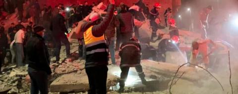 Les éléments de la Protection civile, aidés par des habitants, cherchent des survivants dans les décombres, après l'effondrement de deux immeubles à Fès, dans la nuit du 9 décembre 2025.