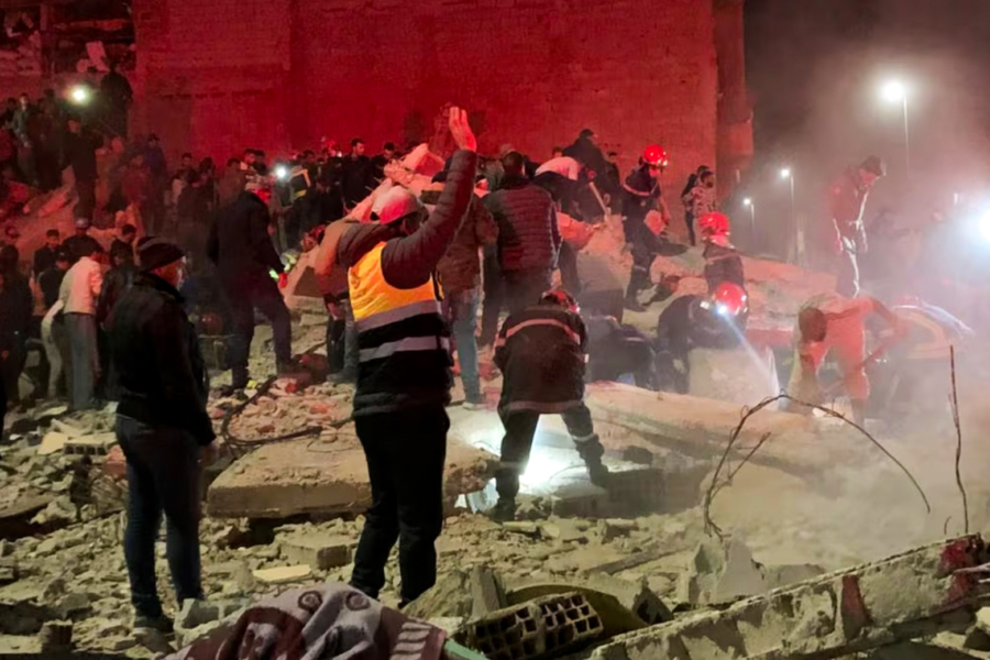 Les éléments de la Protection civile, aidés par des habitants, cherchent des survivants dans les décombres, après l'effondrement de deux immeubles à Fès, dans la nuit du 9 décembre 2025.