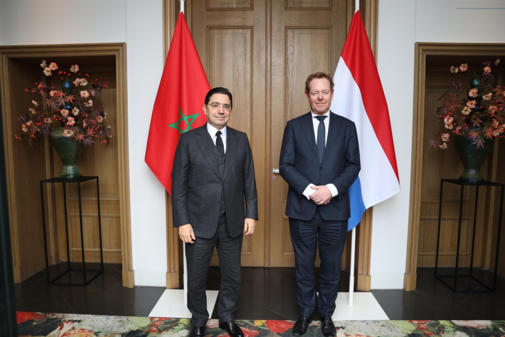 Nasser Bourita s'est entretenu le 5 décembre à la Haye avec son homologue du Royaume des Pays-Bas, David Van Weel. Crédit : Maroc Diplomatie/X