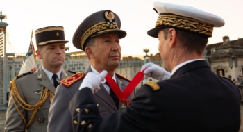 Le général de corps d’armée Mohammed Berrid, inspecteur général des Forces armées royales du Maroc recevant l’insigne de commandeur de la Légion d’Honneur. Crédit : Armée française