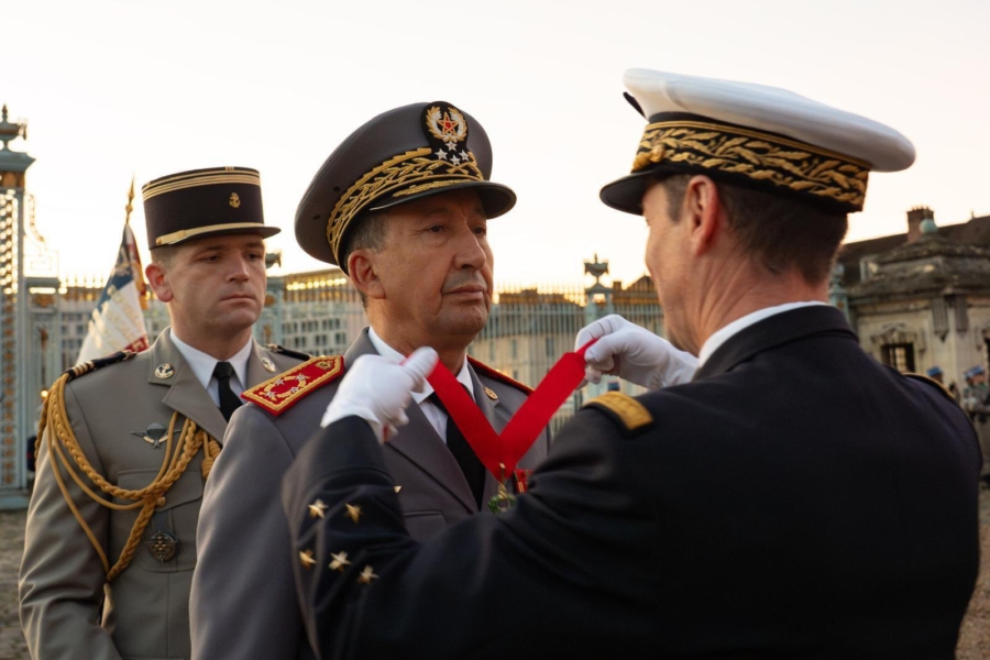 Le général de corps d’armée Mohammed Berrid, inspecteur général des Forces armées royales du Maroc recevant l’insigne de commandeur de la Légion d’Honneur. Crédit : Armée française