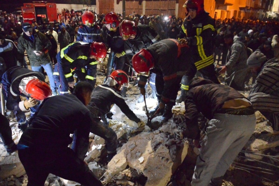 Des secouristes en action après l'effondrement de deux immeubles à Fès
