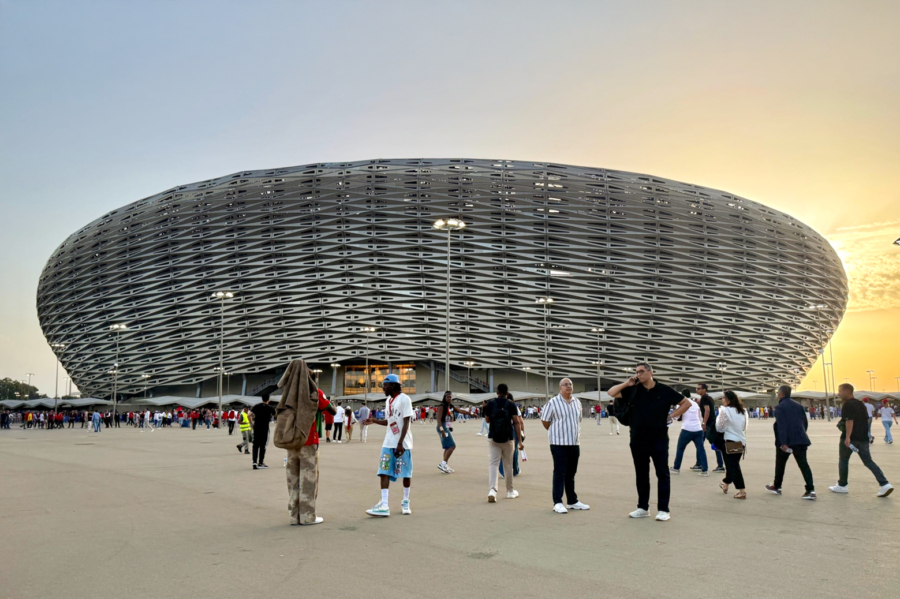 Des supporters devant le stade Prince Moulay Abdellah à Rabat. Crédit : Constance Sade / Le Desk