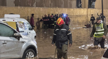 Des éléments de la Protection civile et des Forces auxiliaires déployés à Safi, lors des inondations survenues dans la nuit du 14 décembre 2025. Crédit : AFP.