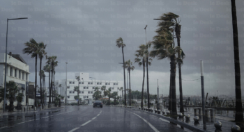Une artère de Casablanca sous la pluie.