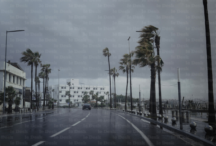 Une artère de Casablanca sous la pluie.