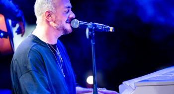 Le chanteur Saad Lamjarred lors d'un concert durant l'été 2025.