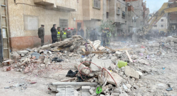 Lors des opérations de déblayage des décombres après l'effondrement de deux immeubles dans le quartier Al Massira, dans la zone Bensouda, à Fès, le 10 décembre 2025.