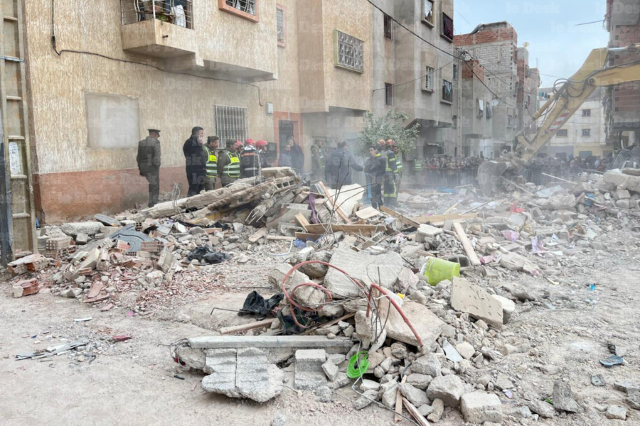 Lors des opérations de déblayage des décombres après l'effondrement de deux immeubles dans le quartier Al Massira, dans la zone Bensouda, à Fès, le 10 décembre 2025.