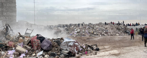 Lors des opérations de déblayage des décombres après l'effondrement de deux immeubles dans le quartier Al Massira, dans la zone Bensouda, à Fès, le 10 décembre 2025.