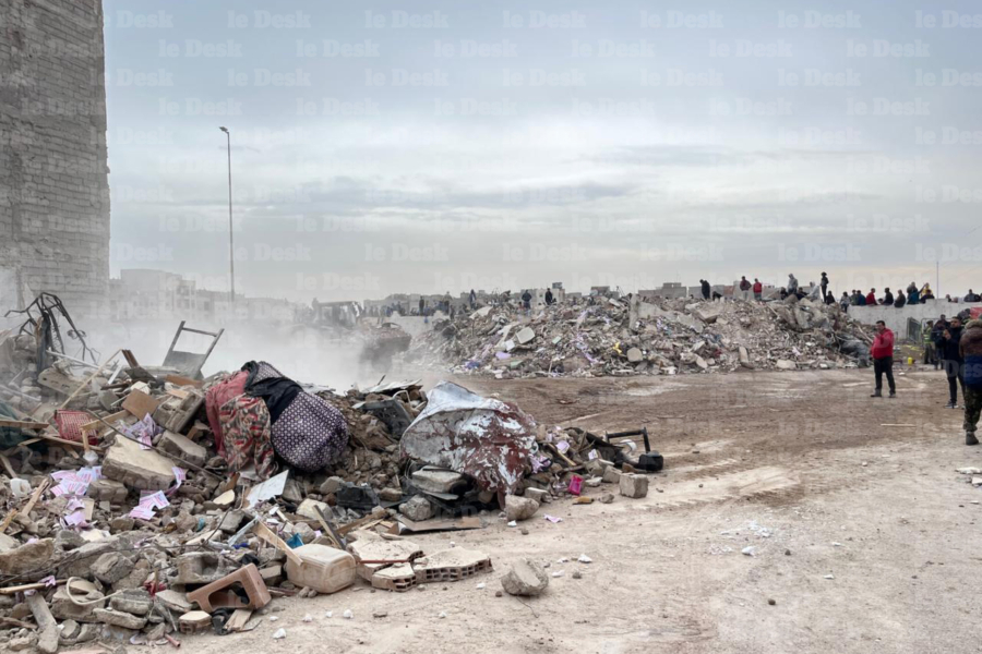 Lors des opérations de déblayage des décombres après l'effondrement de deux immeubles dans le quartier Al Massira, dans la zone Bensouda, à Fès, le 10 décembre 2025.
