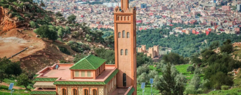 La Mosquée Mohammed VI, surplombant la ville de Béni Mellal. Crédit : DR
