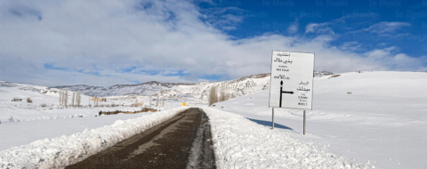 Une route de montagne enneigée dans le Moyen Atlas. Crédit : Le Desk