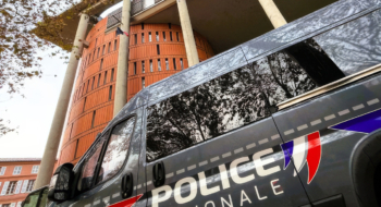 Un véhicule de la Police nationale française stationné devant le Palais de justice de Toulouse, en France.