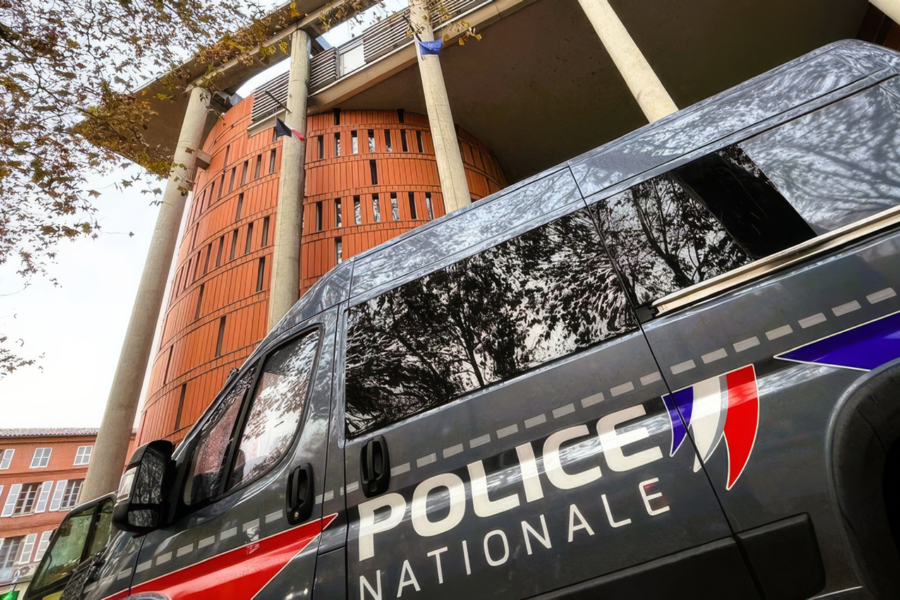 Un véhicule de la Police nationale française stationné devant le Palais de justice de Toulouse, en France.