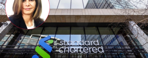 Le siège de Standard Chartered à Londres. En médaillon : Cynthia El Asmar, directrice générale du bureau de représentation et directrice de la zone Maroc.