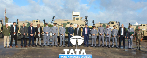 Lors de la cérémonie de livraison par Tata Advanced Systems des premiers exemplaires du véhicule blindé WhAP aux FAR. Crédit : Tata Advanced Systems