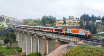 Un train de transport de voyagers de l'ONCF.