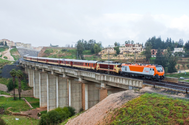 Un train de transport de voyagers de l'ONCF.