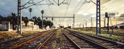 Des voies ferrées avec des lignes aériennes de traction au Maroc.