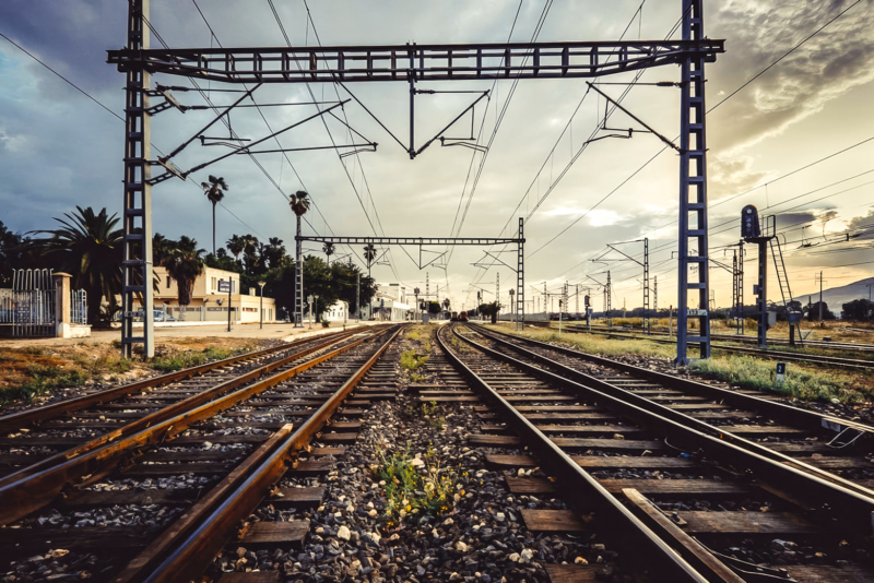 Des voies ferrées avec des lignes aériennes de traction au Maroc.